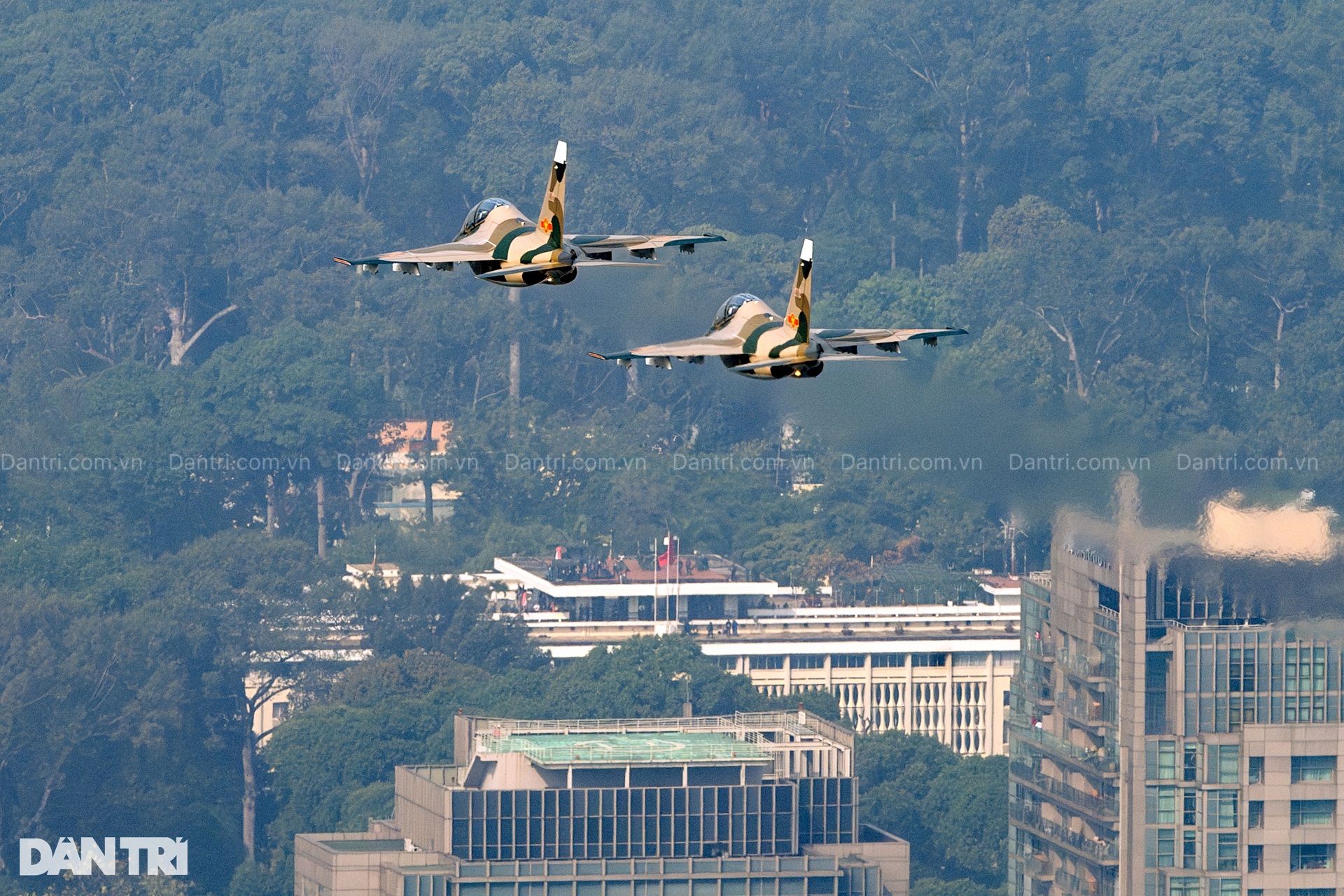 Rực rỡ và kiêu hùng màn biểu diễn bắn đạn nhiễu của hổ mang chúa SU-30MK2 - 3 Rực rỡ và kiêu hùng màn biểu diễn bắn đạn nhiễu của hổ mang chúa SU-30MK2 - 3