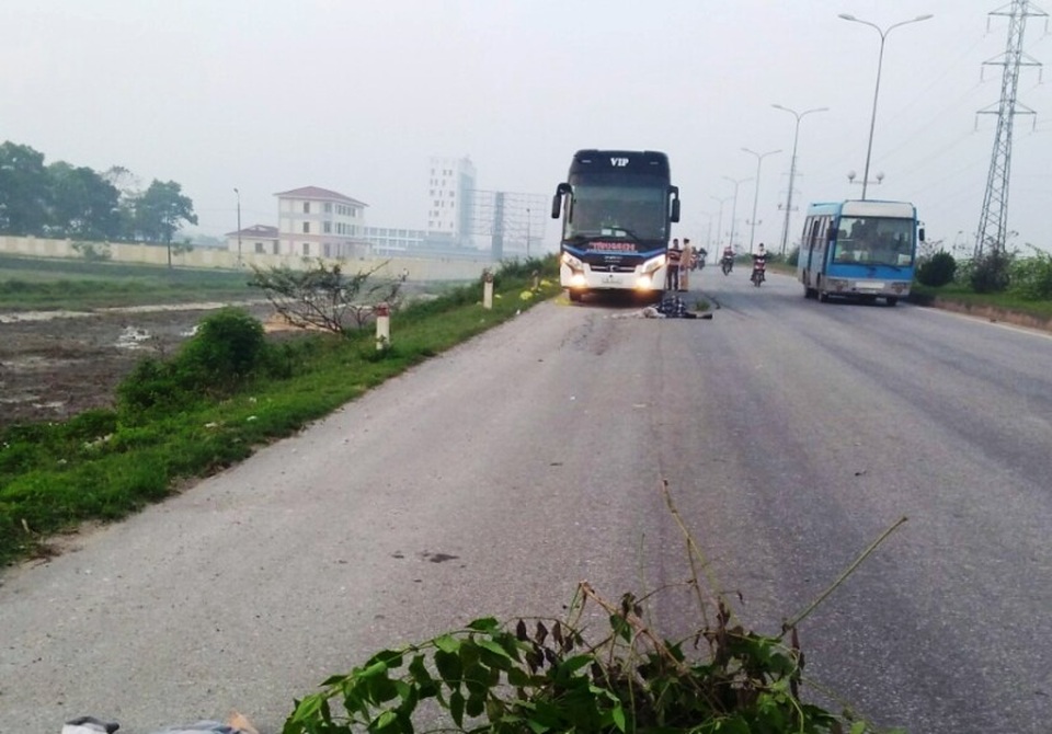 Đi bộ qua đường, 2 bố con bị xe khách tông tử vong - 2 Đi bộ qua đường, 2 bố con bị xe khách tông tử vong - 2