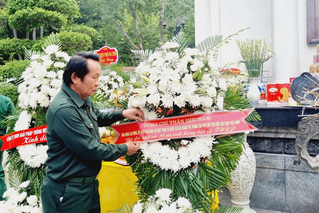 Dâng hương tri ân liệt sỹ, tặng quà thanh niên xung phong khó khăn - 4 Dâng hương tri ân liệt sỹ, tặng quà thanh niên xung phong khó khăn - 4