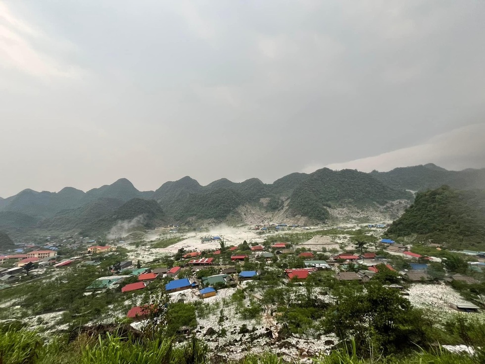 Người trẻ vượt non cao nắng cháy, vào rừng làm nhà cho vượn đen má trắng - 1 Người trẻ vượt non cao nắng cháy, vào rừng làm nhà cho vượn đen má trắng - 1