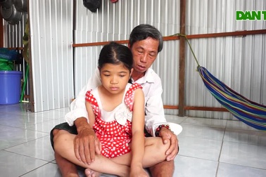 Mất mẹ vì Coid-19, bé gái sống khốn khổ cùng cha bị bệnh động kinh