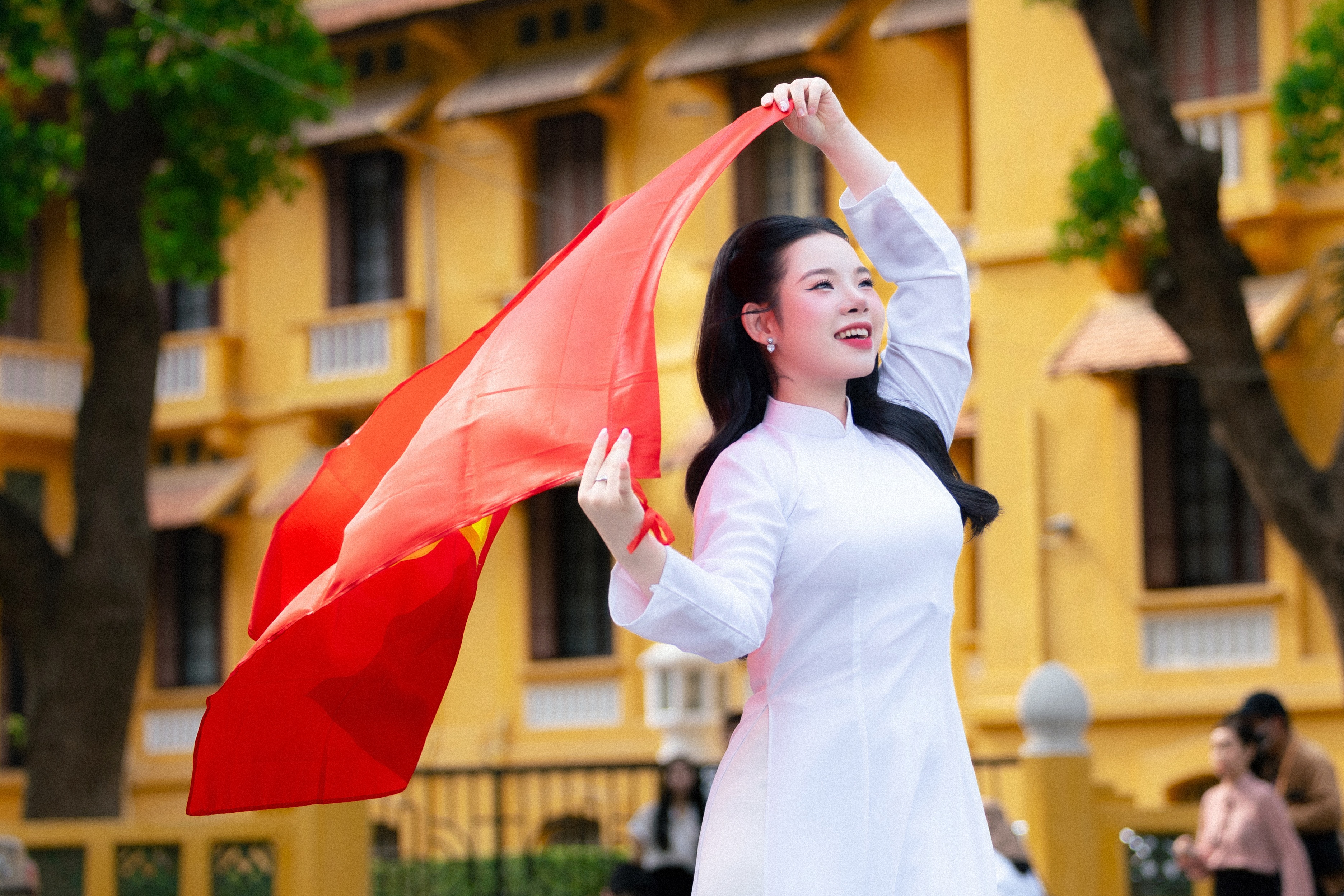 Ca sĩ Hoàng Thái Phương duyên dáng trong tà áo dài truyền thống - 3 Ca sĩ Hoàng Thái Phương duyên dáng trong tà áo dài truyền thống - 3