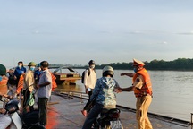 Cảnh sát Giao thông có mặt từ 5h sáng đưa 200 thí sinh qua sông đi thi