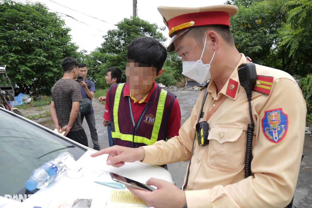 CSGT Hà Nội kiểm tra ma túy hàng loạt tài xế ở cửa ngõ phía nam - 5 CSGT Hà Nội kiểm tra ma túy hàng loạt tài xế ở cửa ngõ phía nam - 5