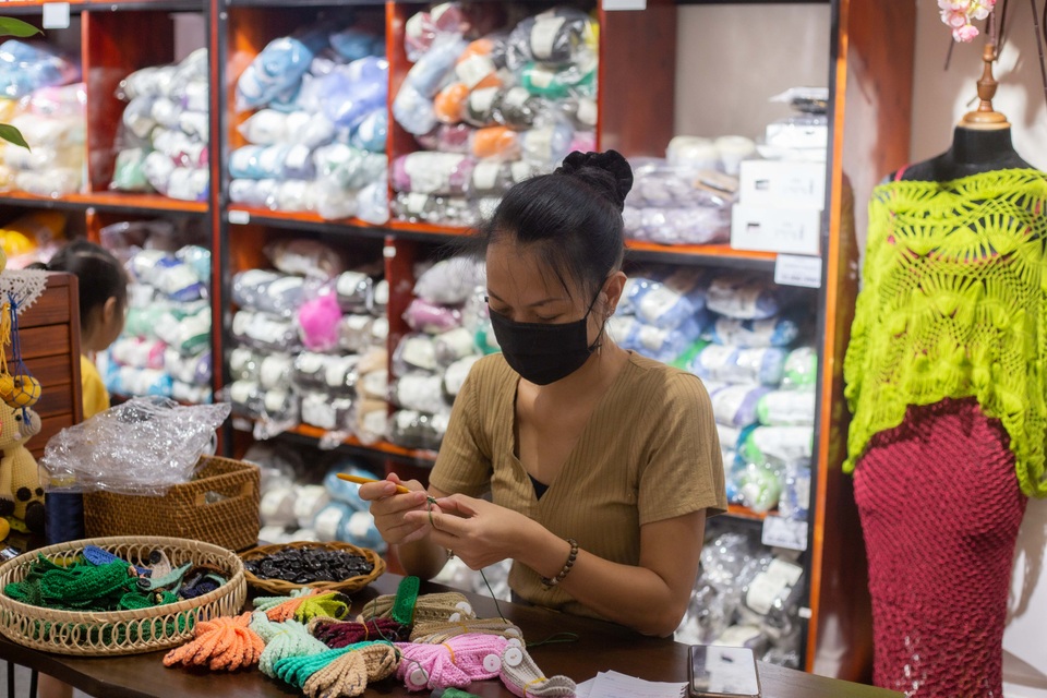 Hàng chục nghìn chiếc “tai giả” miễn phí được đan tặng các y bác sĩ - 4 Hàng chục nghìn chiếc “tai giả” miễn phí được đan tặng các y bác sĩ - 4