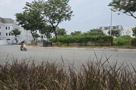 Hố sâu ngập nước tại KĐT Dương Nội được rào chắn sau phản ánh của Dân trí