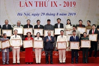 Pháp luật quy định như thế nào về thủ tục, hồ sơ tước hoặc phục hồi danh hiệu vinh dự Nhà nước?