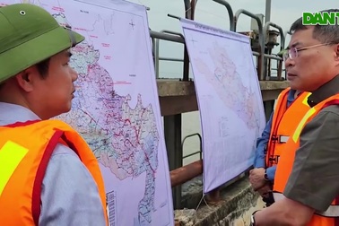 Trưởng Ban Tổ chức trung ương kiểm tra lũ tại Ninh Bình