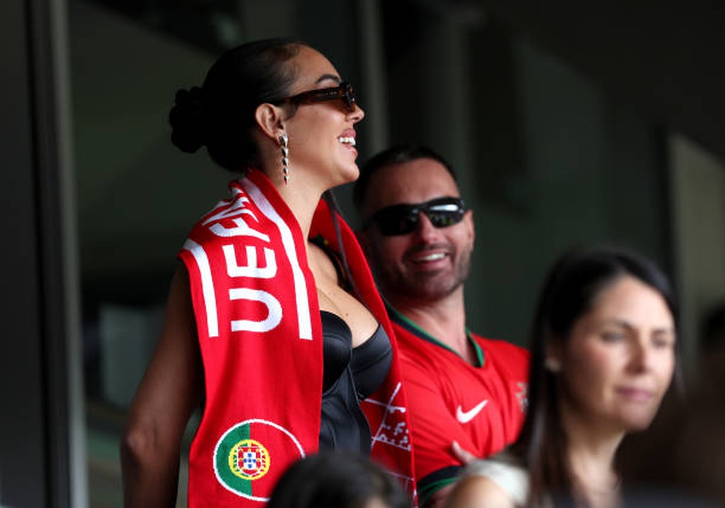 Bạn gái nóng bỏng của C.Ronaldo gây sốt trên khán đài - 3 Bạn gái nóng bỏng của C.Ronaldo gây sốt trên khán đài - 3