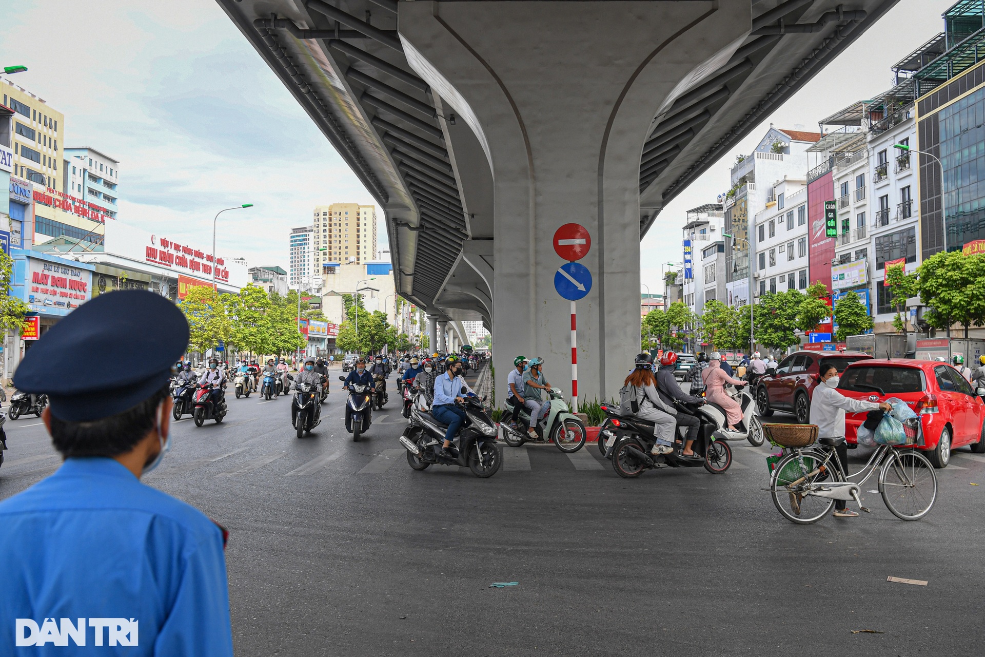 Lái xe ngơ ngác tìm lối đi ở nút giao ùn tắc nhất Hà Nội vừa phân luồng lại - 16 Lái xe ngơ ngác tìm lối đi ở nút giao ùn tắc nhất Hà Nội vừa phân luồng lại - 16
