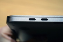 Các cổng Thunderbolt 3 trên Macbook Pro 13 inch không đồng nhất
