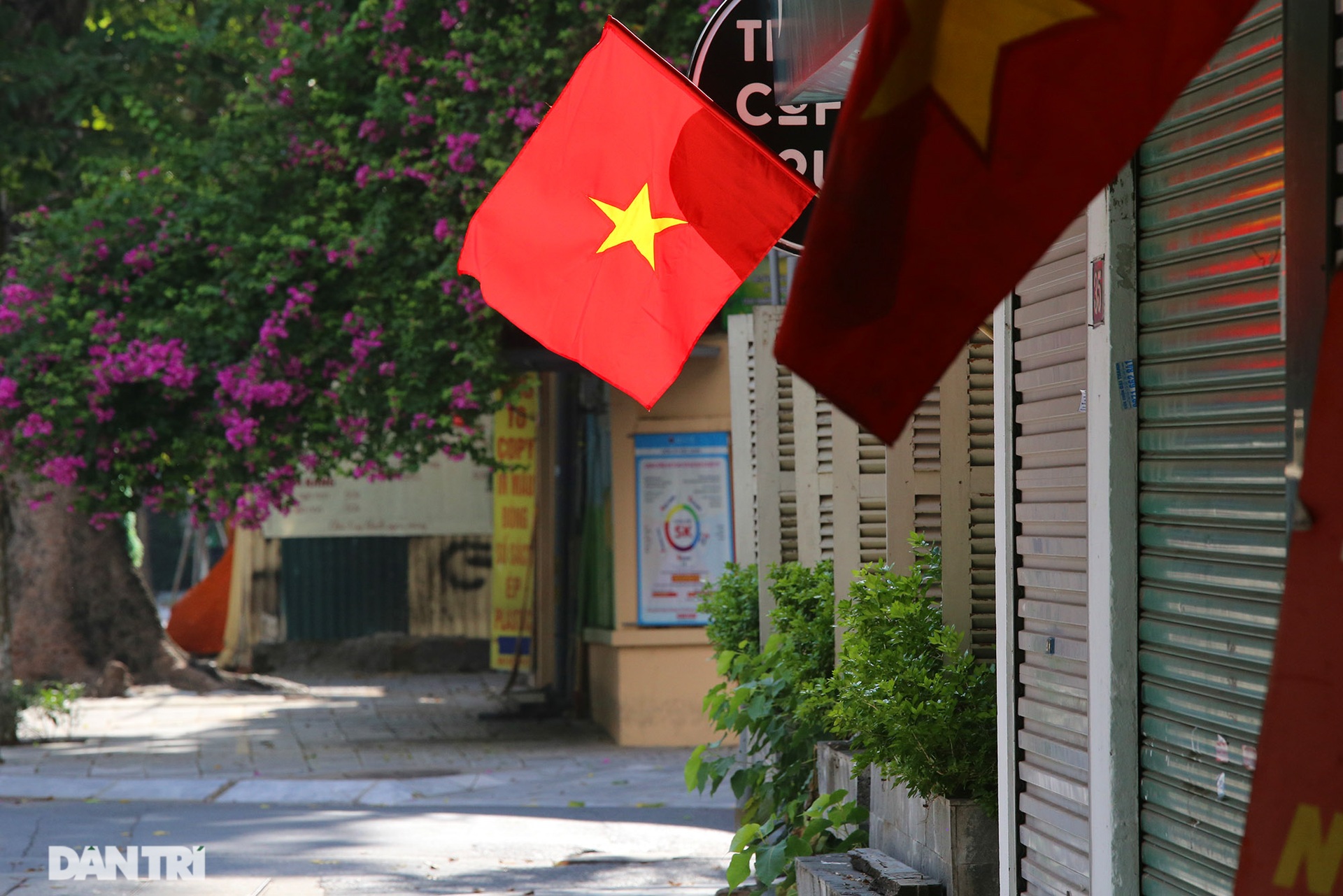 Quốc kỳ đỏ rực dịp kỷ niệm 2/9 trong thời điểm giãn cách xã hội - 13 Quốc kỳ đỏ rực dịp kỷ niệm 2/9 trong thời điểm giãn cách xã hội - 13