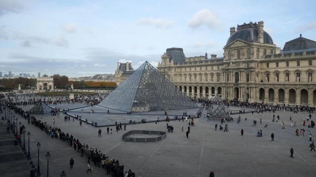 Pháp bắt nghi phạm vụ trộm 102 triệu USD trang sức từ bảo tàng Louvre - 1 Pháp bắt nghi phạm vụ trộm 102 triệu USD trang sức từ bảo tàng Louvre - 1