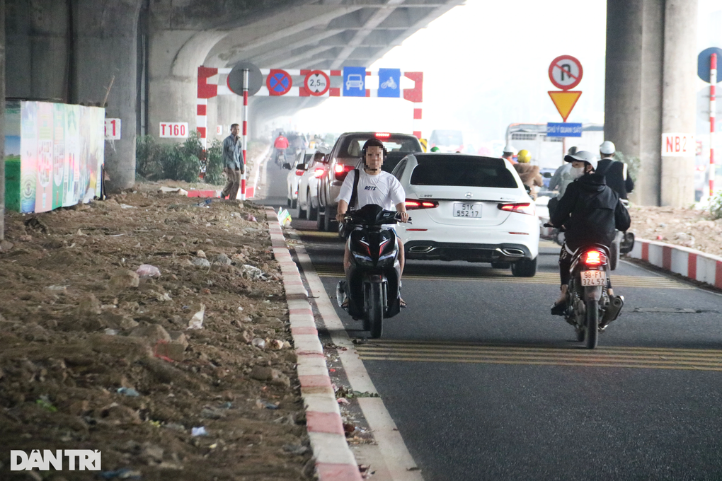 Hà Nội: Hàng loạt phương tiện đi ngược chiều trên đường Nguyễn Xiển mở rộng - 2 Hà Nội: Hàng loạt phương tiện đi ngược chiều trên đường Nguyễn Xiển mở rộng - 2