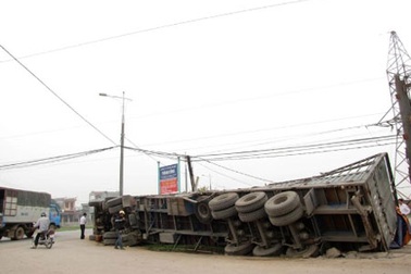 Lật xe container chở hàng chục tấn phân bón