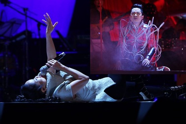 Diva Hồng Nhung nằm ngửa hát, Tùng Dương bật khóc trên sân khấu