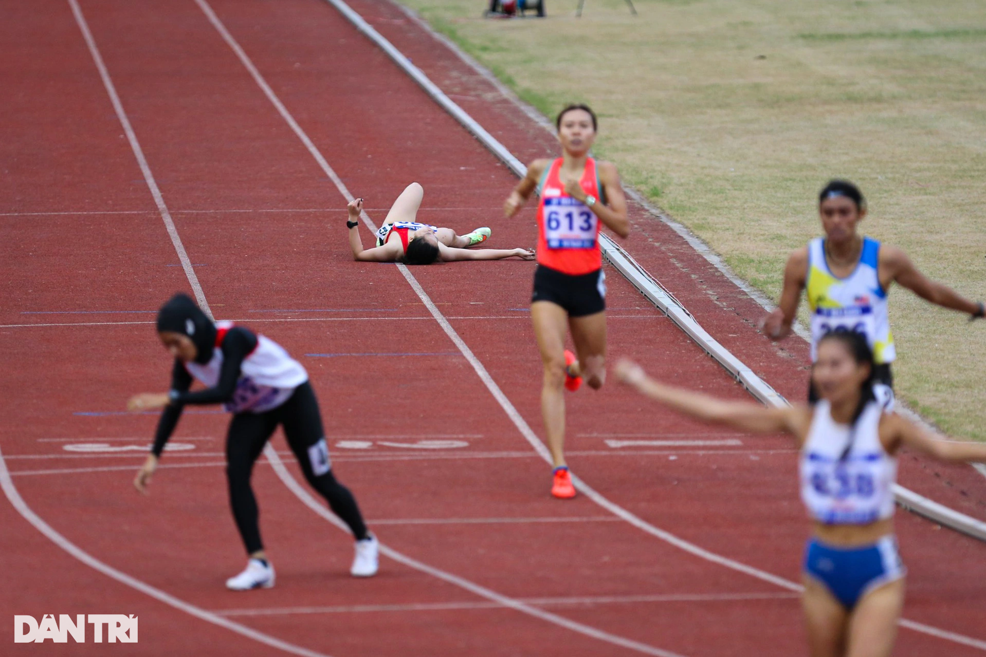 Người đẹp vô địch SEA Games phải nằm cáng rời sân thi đấu do chấn thương - 4 Người đẹp vô địch SEA Games phải nằm cáng rời sân thi đấu do chấn thương - 4