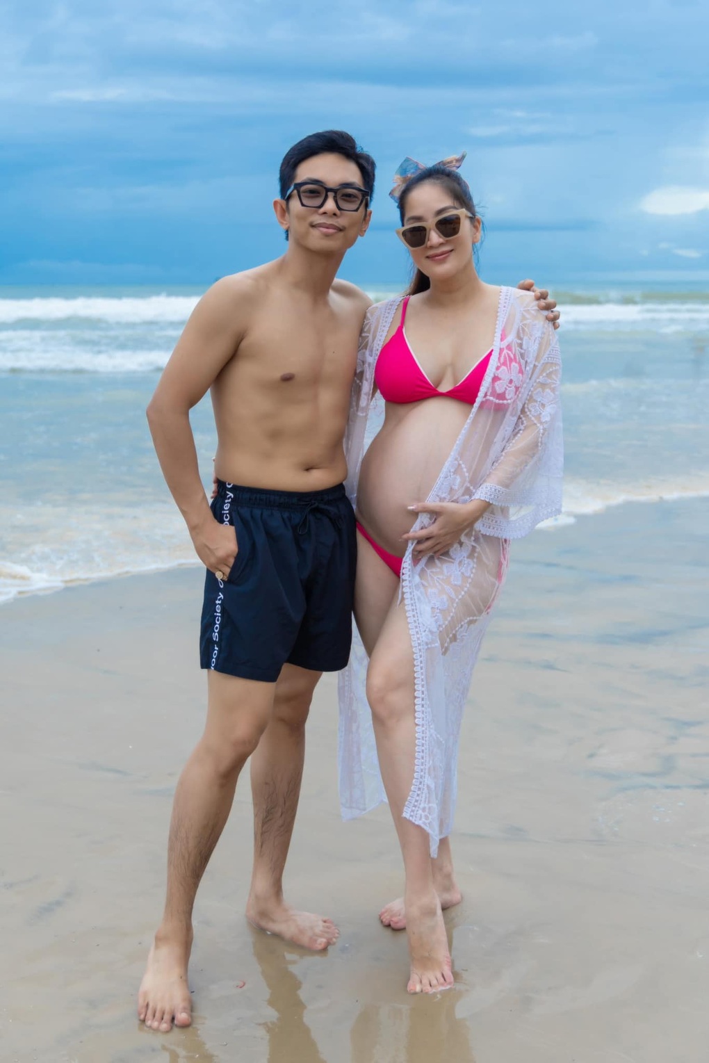 Khánh Thi mang bầu lần 3: Sắp sinh vẫn khoe dáng gợi cảm, ông xã cưng chiều - 1 Khánh Thi mang bầu lần 3: Sắp sinh vẫn khoe dáng gợi cảm, ông xã cưng chiều - 1