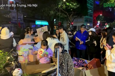 Giới trẻ kiếm hàng chục triệu đồng nhờ bán Baby Three ở vỉa hè