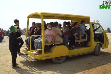 Xe trung chuyển nhồi nhét khách, "đại náo" đường lên đền Nưa - Am Tiên