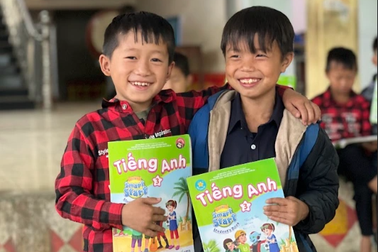 Cho tiền học sinh nghèo đi học, trẻ bỏ học bị miệt thị "ăn cháo đá bát"