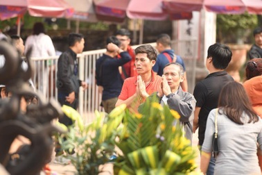 Dòng người tấp nập đổ về đền Trần cầu công danh, tài lộc