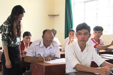 Ông ngoại 60 tuổi vẫn quyết tâm đi thi THPT quốc gia