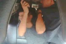 Tài xế bị 4 người lạ chặn đường, đánh đấm tới tấp trên ô tô