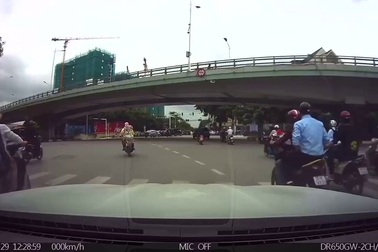 Nam sinh đi xe đạp điện vượt đèn đỏ, đánh võng trước mũi ô tô