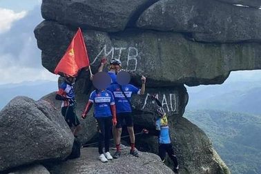 Bức xúc nhóm đạp xe phun sơn lên mỏm núi sống ảo nổi tiếng ở Quảng Ninh