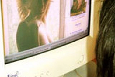 Bạn cùng phòng "cày" phim đồi trụy, nam sinh sa sút sức khỏe, học tập