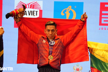 Lực sĩ Phạm Văn Mách giành HCV SEA Games ở tuổi 46