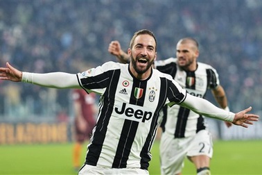 Higuain lập công, Juventus quật ngã kẻ thách thức Roma
