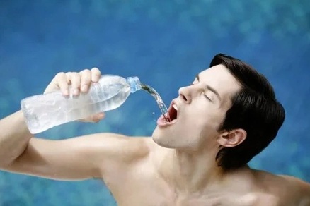 Cách uống nước sai lầm gây hại cho sức khỏe