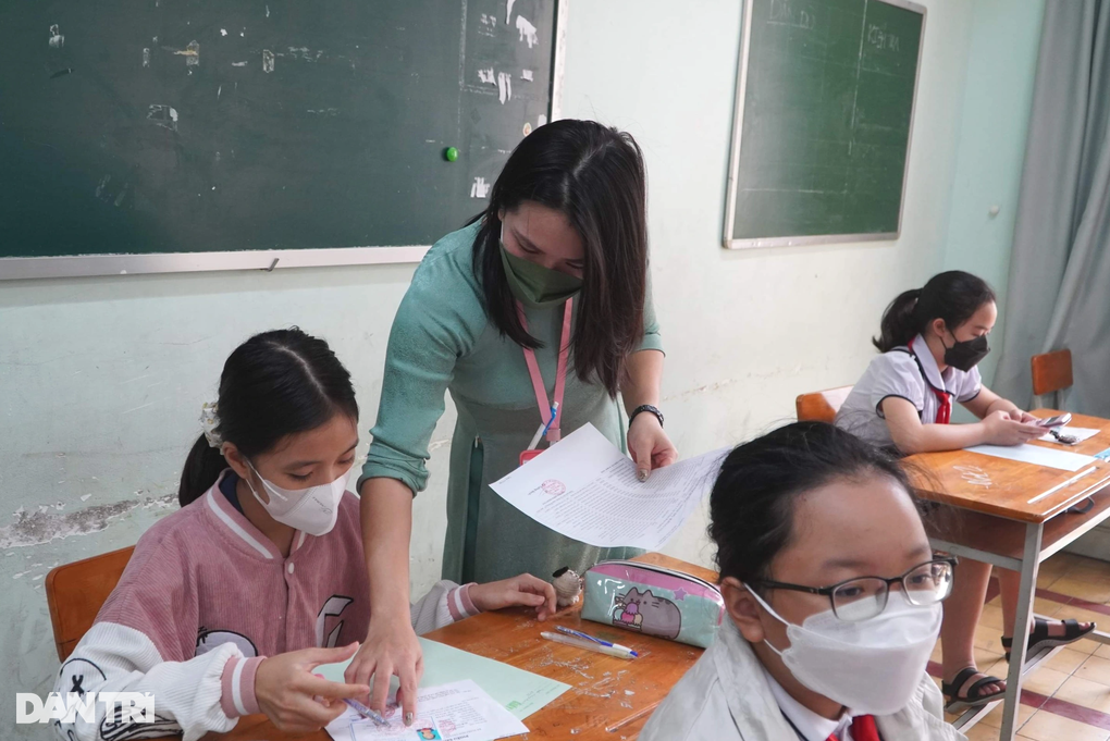 Gần 5.000 thí sinh tranh tài đánh giá năng lực vào lớp 6 với tỷ lệ 1 chọi 9 - 1 Gần 5.000 thí sinh tranh tài đánh giá năng lực vào lớp 6 với tỷ lệ 1 chọi 9 - 1