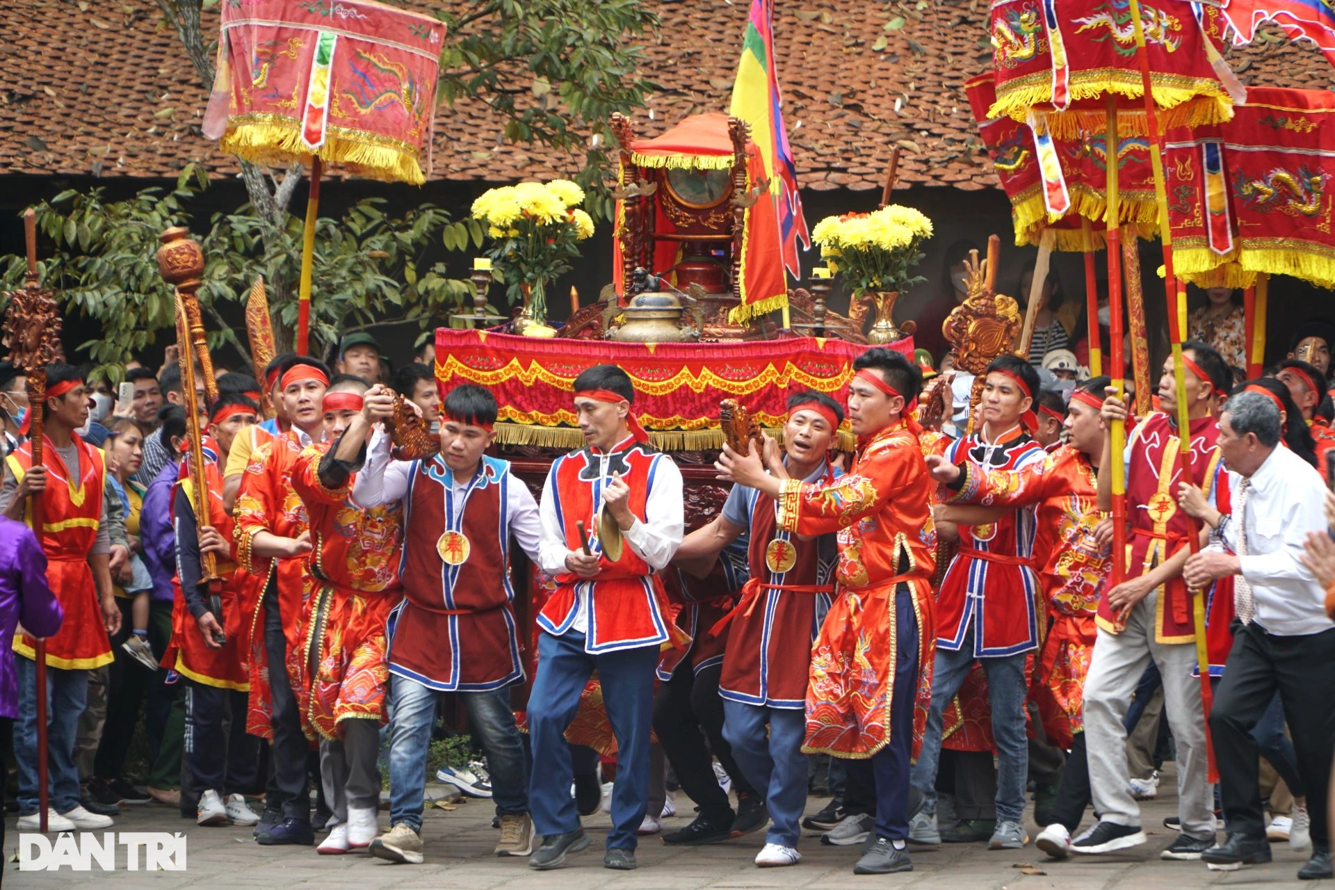 Hơn 300 người rước kiệu chạy vòng quanh tại lễ hội đền Bà Triệu - 5