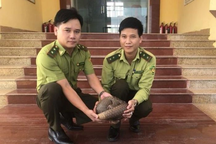 Nam shipper phát hiện bí mật bên trong thùng hàng có tiếng động lạ