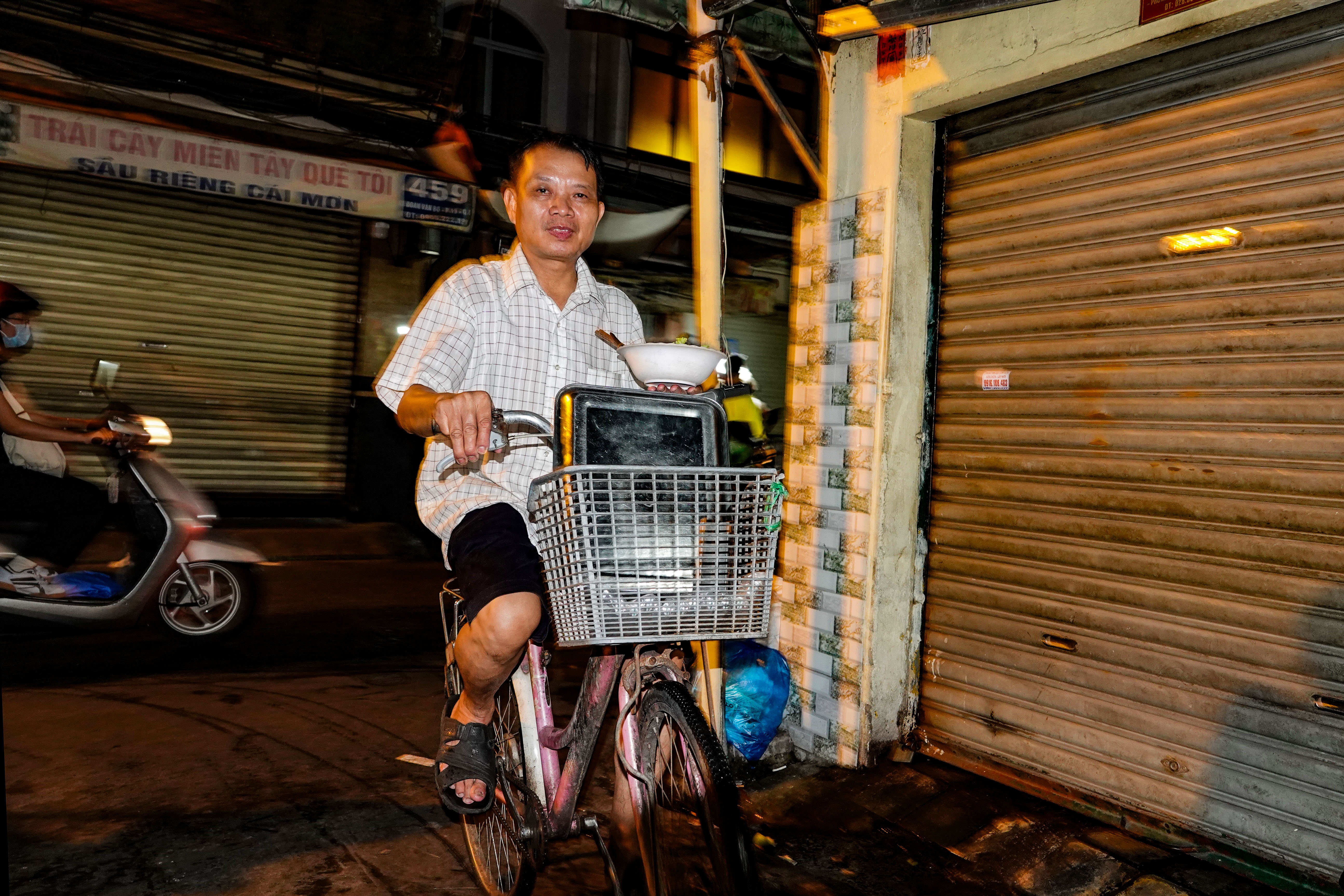 ສຽງດັງກ້ອງກັງວານຫຼັງທ່ຽງຄືນ ພໍ່ຂາຍເປັດຊ່ວຍລູກ 2 ຄົນປ່ຽນຊີວິດ - 3 Tiếng leng keng sau 0h của người bố bán hủ tiếu giúp 2 con đổi đời - 3