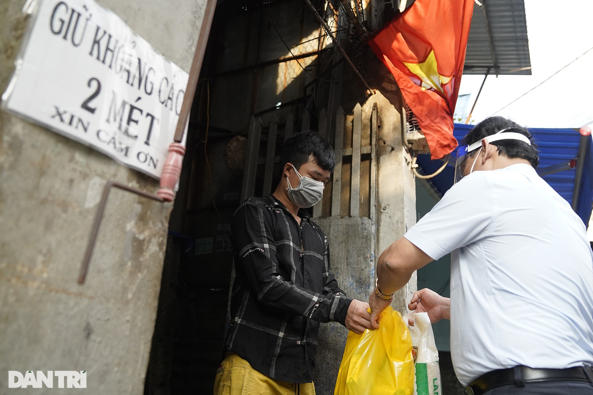 Người dân xóm trọ bật khóc khi nhận quà từ Tổ công tác đặc biệt Bộ LĐ-TBXH - 9