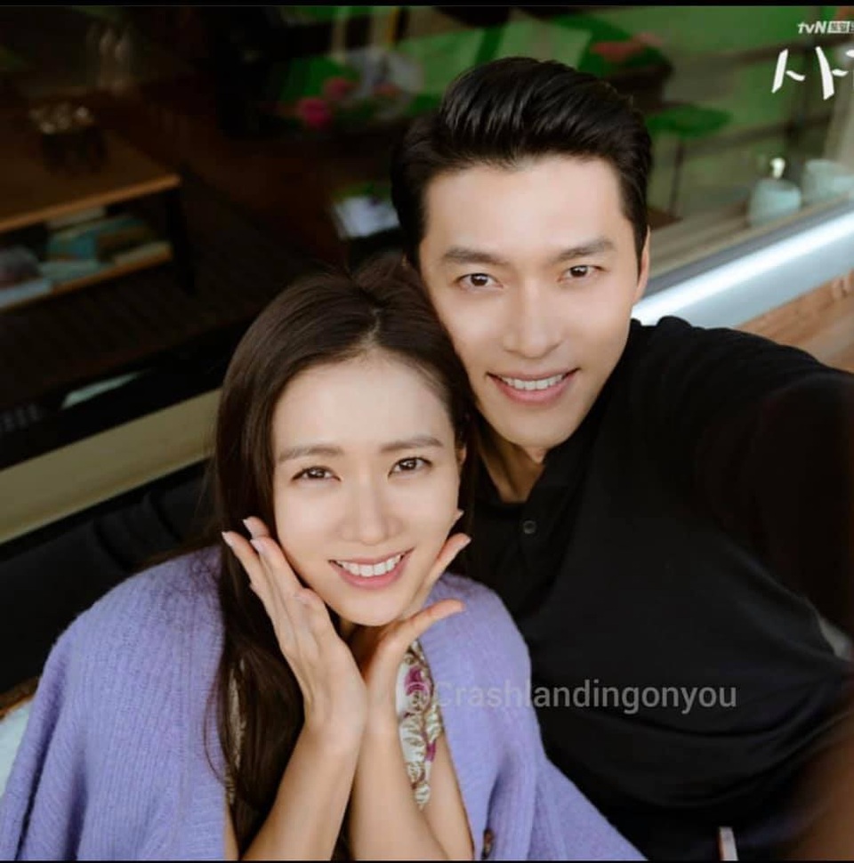 Hyun Bin ôm Son Ye Jin tại tiệc ăn mừng “Hạ cánh nơi anh” kết thúc - 17 Hyun Bin ôm Son Ye Jin tại tiệc ăn mừng “Hạ cánh nơi anh” kết thúc - 17