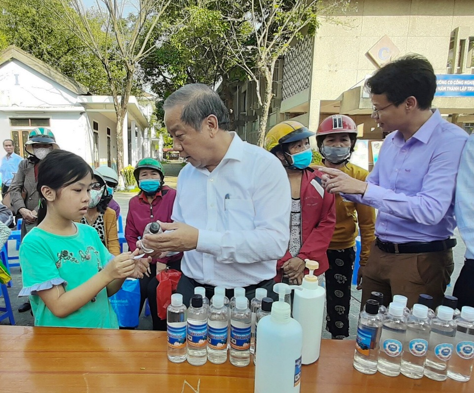 Chủ tịch tỉnh đầu tư thêm máy cho giảng viên làm nước rửa tay miễn phí - 3 Chủ tịch tỉnh đầu tư thêm máy cho giảng viên làm nước rửa tay miễn phí - 3