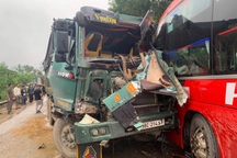 Ô tô giường nằm chở 45 khách va chạm với xe tải ở Hà Tĩnh