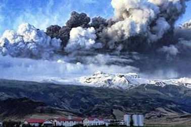 Núi lửa Iceland tiếp tục phun trào dữ dội 