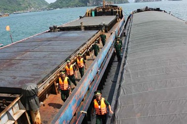 Lực lượng Hải quan được truy đuổi tàu nước ngoài trên biển? 