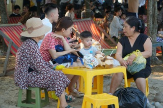 Biển Sầm Sơn ken đặc người trong ngày đầu nghỉ lễ 30/4 và 1/5 - 4