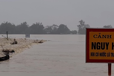 Nước sông Lam dâng cao, nhiều nơi bị cô lập