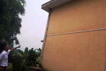 Trường xuống cấp, hàng trăm học sinh và thầy cô giáo nơm nớp lo sợ