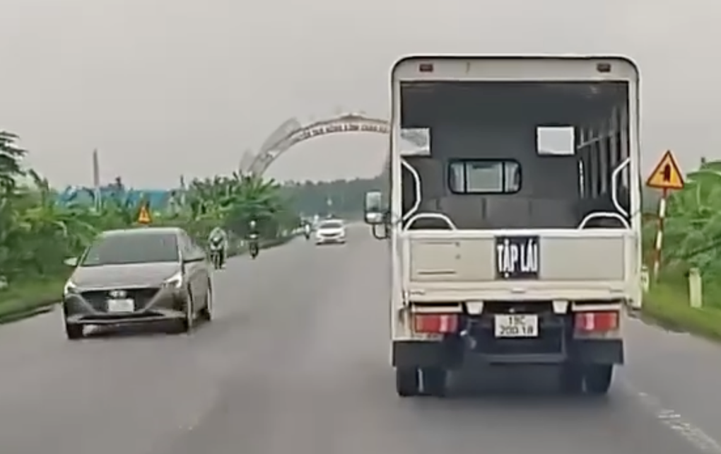 Thầy giáo dạy lái ô tô bị phạt nguội vì ép người đi xe máy - 2 Thầy giáo dạy lái ô tô bị phạt nguội vì ép người đi xe máy - 2