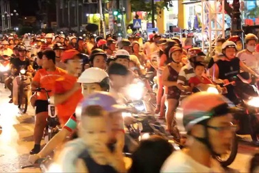 Hàng nghìn người đổ ra đường xem múa lân khiến đường phố bị kẹt cứng