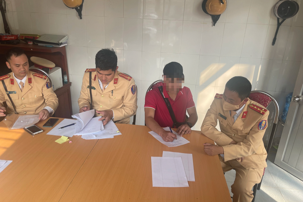 Thanh niên bị tật 2 chân lái xe ba bánh vào đường cao tốc - 1 Thanh niên bị tật 2 chân lái xe ba bánh vào đường cao tốc - 1